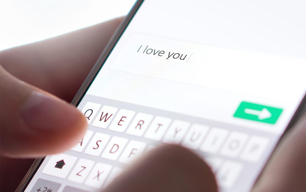 Roamnce-Scammer schreibt auf dem Smartphone "I love You"