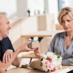 Dating-Fehler, reifes Paar mit generveter Frau beim ersten Date