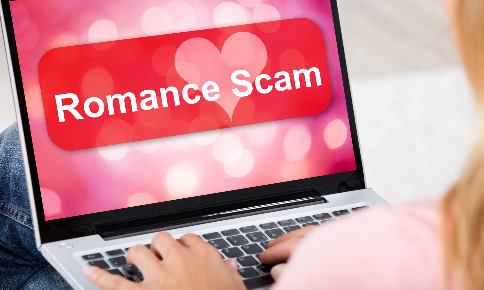 Notebook mit Romance Scam Titel