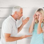 Älterer Mann schreit seine Partnerin an