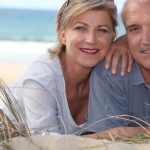 Paar 50 plus am Strand
