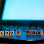 Schriftzug "Love you" vor Laptop