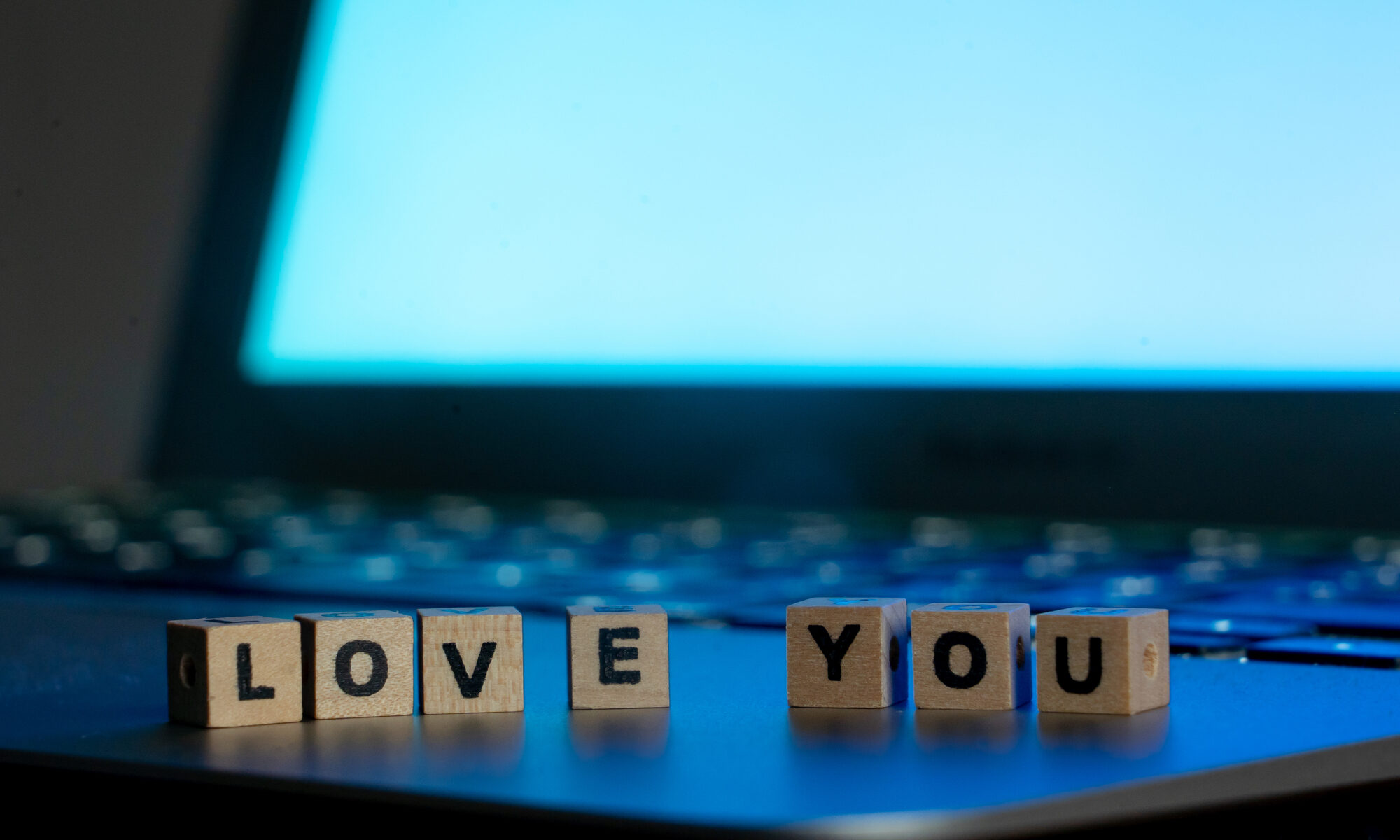 Schriftzug "Love you" vor Laptop