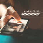 Smartphone in der Hand mit Dating App