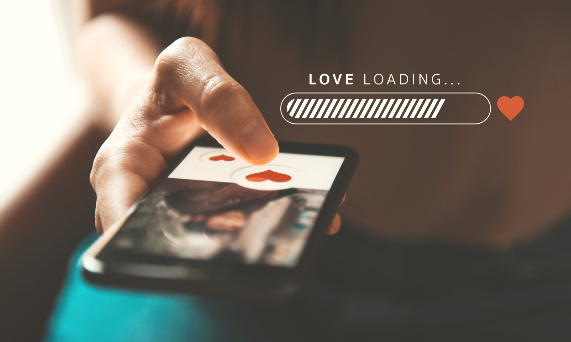 Smartphone in der Hand mit Dating App