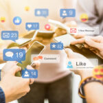 Hände mit Smartphones und social media Reaktionen
