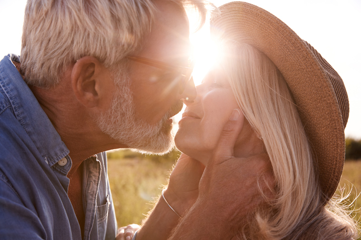 Liebe im Alter - küssendes Paar